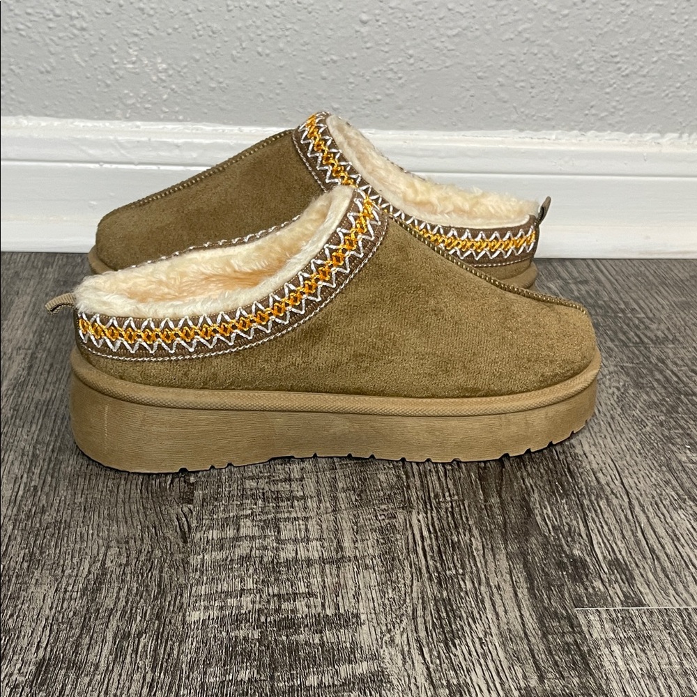 Cozy Tan Slip-On Women's Shoes-NWOT - Picture 8 of 12